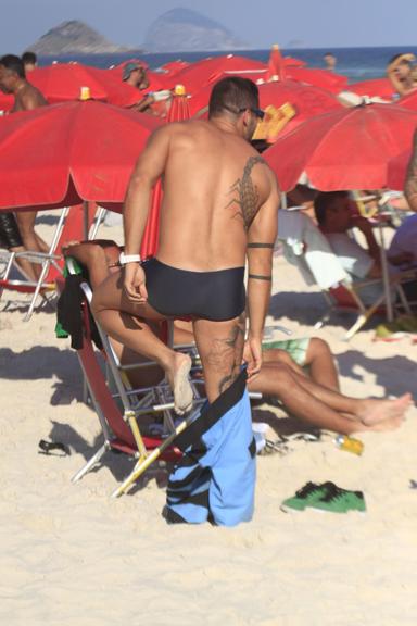 O ex-BBB Yuri se refrescou na praia da Barra da Tijuca e tirou foto com fãs