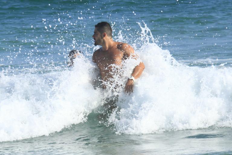 O ex-BBB Yuri se refrescou na praia da Barra da Tijuca e tirou foto com fãs