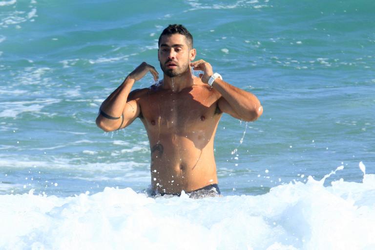 O ex-BBB Yuri se refrescou na praia da Barra da Tijuca e tirou foto com fãs