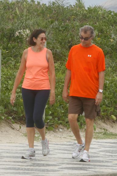 Lilia Cabral passeia com o marido, o economista Iwan Figueiredo, por Ipanema, no Rio de Janeiro