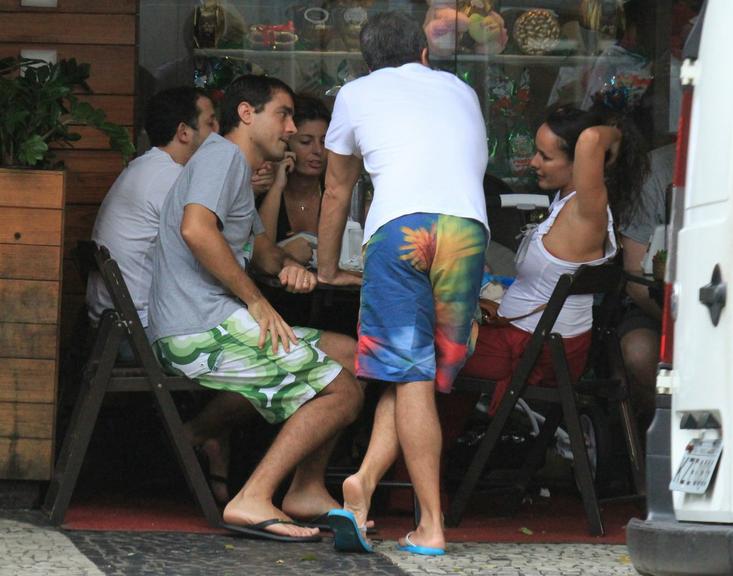 Ricardo Pereira com a esposa Francisca, o filho Vicente e amigos