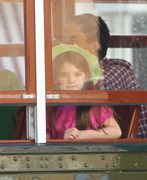 Suri Cruise durante passeio em família em Baton Rouge, na Louisiana