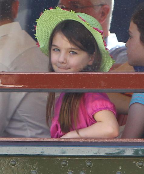 Suri Cruise durante passeio em família em Baton Rouge, na Louisiana