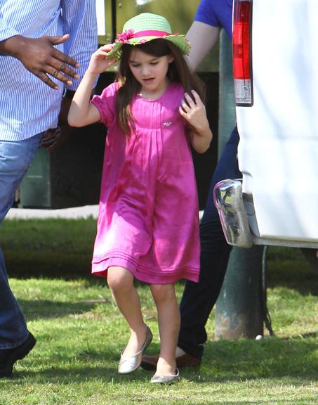 Suri Cruise durante passeio em família em Baton Rouge, na Louisiana