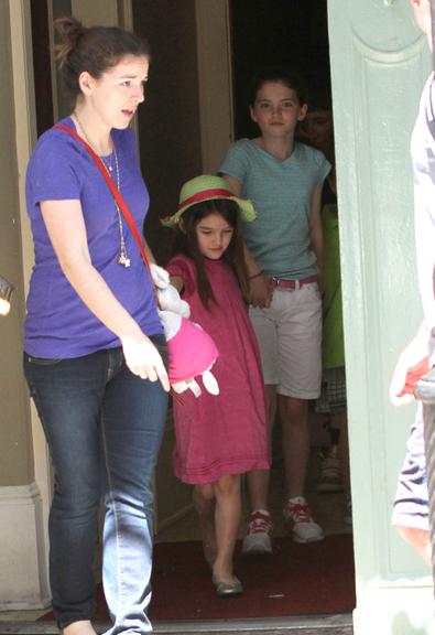 Suri Cruise durante passeio em família em Baton Rouge, na Louisiana