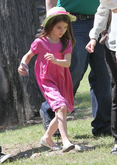 Suri Cruise durante passeio em família em Baton Rouge, na Louisiana