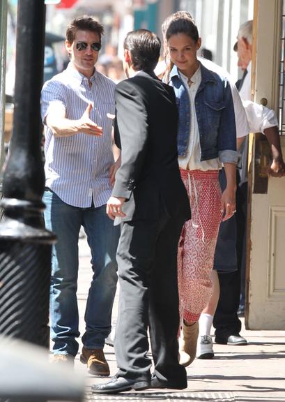 Tom Cruise e Katie Holmes durante passeio em família em Baton Rouge, na Louisiana