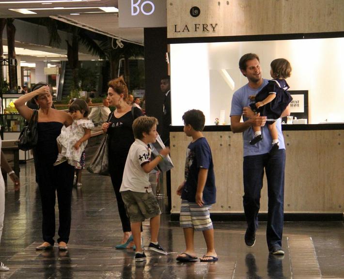 Giovanna Antonelli em dia de passeio com a família