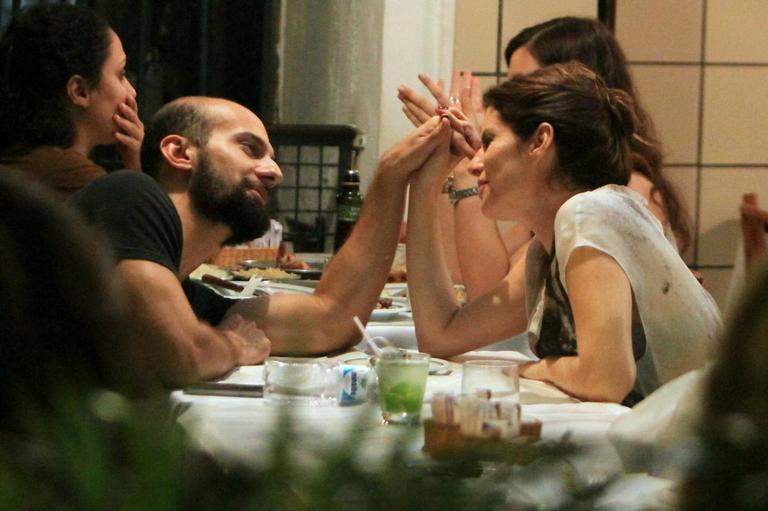 Débora Bloch janta em clima de romance em restaurante na Gávea, no Rio de Janeiro