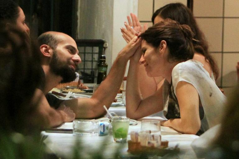 Débora Bloch janta em clima de romance em restaurante na Gávea, no Rio de Janeiro