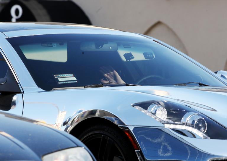 Justin Bieber passeia com Selena Gomez em seu carro cromado