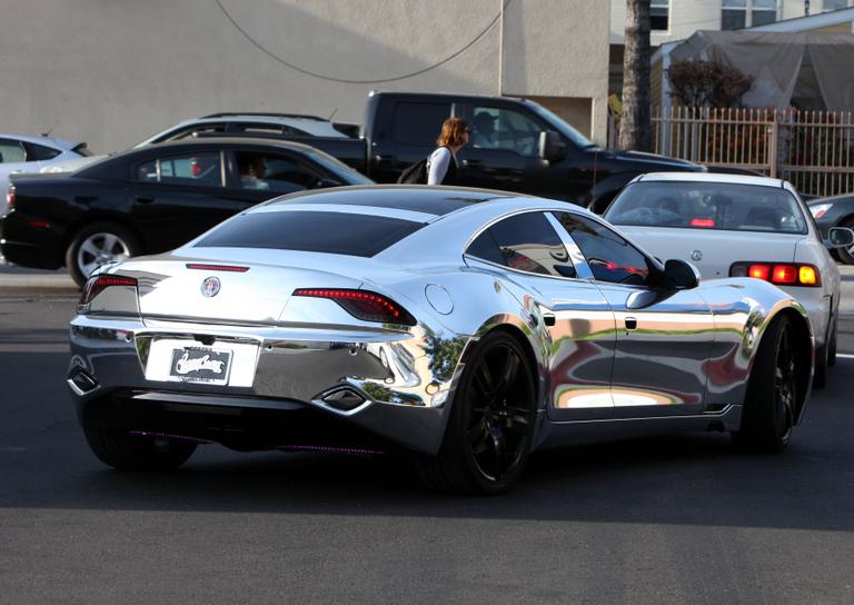 Justin Bieber passeia com Selena Gomez em seu carro cromado