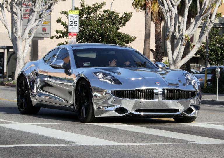 Justin Bieber passeia com Selena Gomez em seu carro cromado