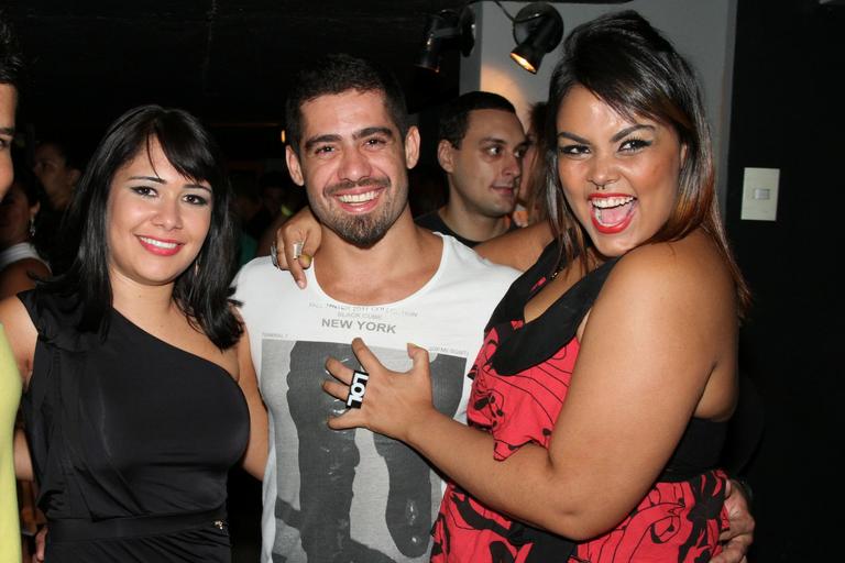 Ex-BBBs Yuri, Analice, Rafa e Jake curtem festa carioca