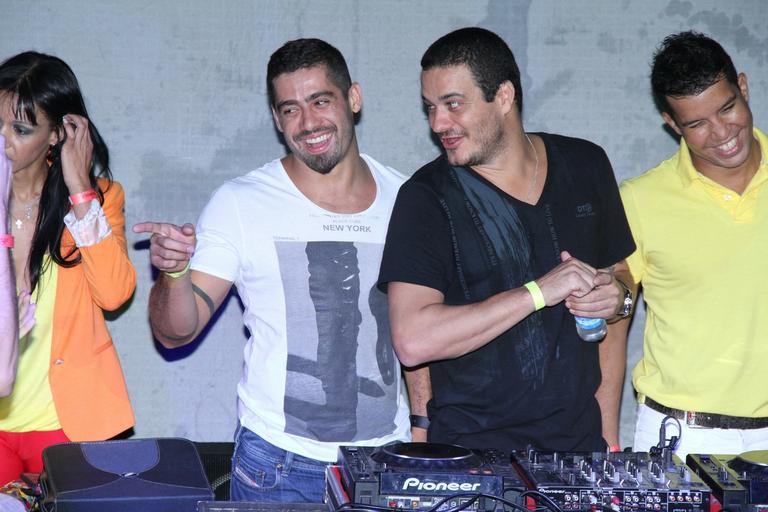 Ex-BBBs Yuri, Analice, Rafa e Jake curtem festa carioca