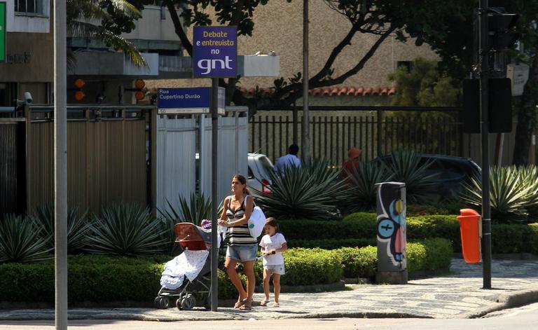 Cynthia Howlett com os filhos no Leblon