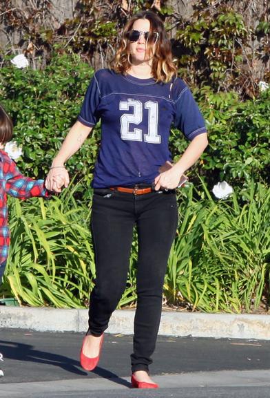 Grávida, Drew Barrymore exibe pela primeira vez barriguinha em Los Angeles