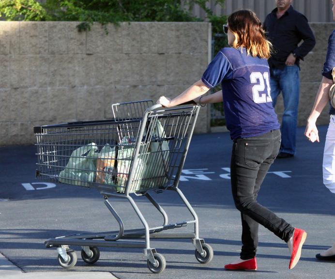 Grávida, Drew Barrymore exibe pela primeira vez barriguinha em Los Angeles