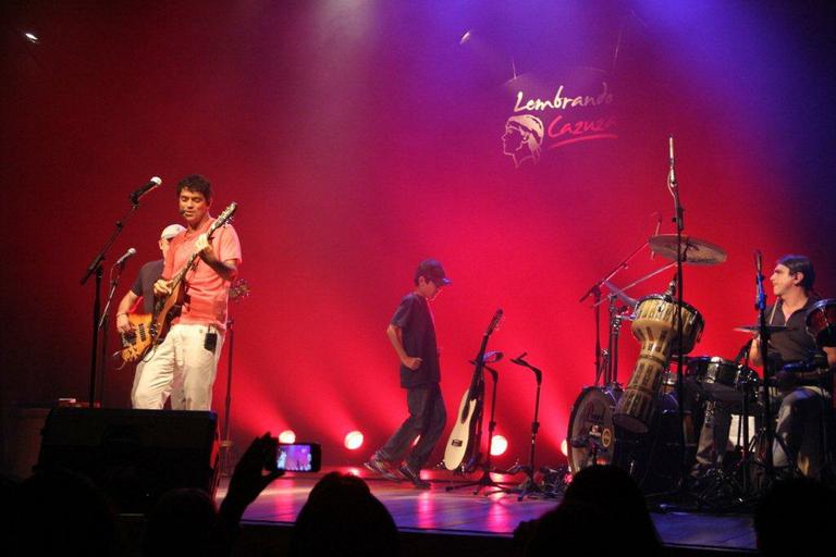 Jorge Vercilo recebe o filho Victor no palco em show de homenagem a Cazuza