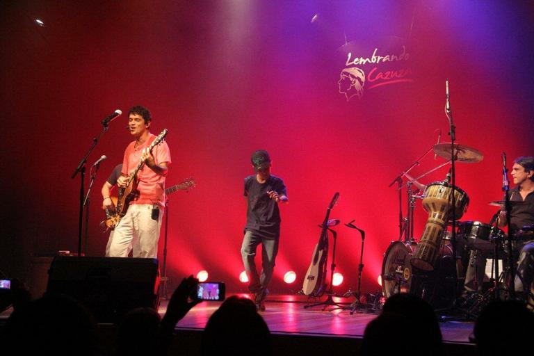 Jorge Vercilo recebe o filho Victor no palco em show de homenagem a Cazuza