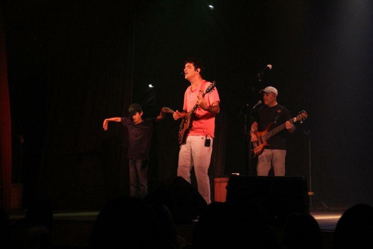 Jorge Vercilo recebe o filho Victor no palco em show de homenagem a Cazuza