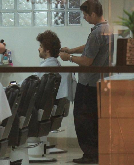 Eriberto Leão apara os cabelos em shopping na Gávea, no Rio de Janeiro