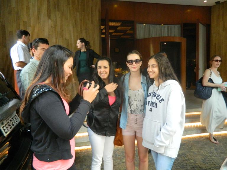 Leighton Meester e suas fãs em São Paulo