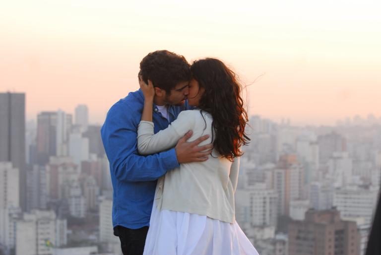 Edgar (Caio Castro) e Marcela (Ísis Valverde), em Ti-ti-ti