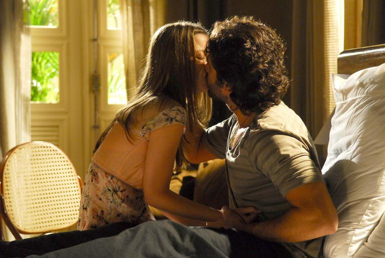 Maria Rita (Nathalia Dill) e Zeca (Eriberto leão), em Paraíso