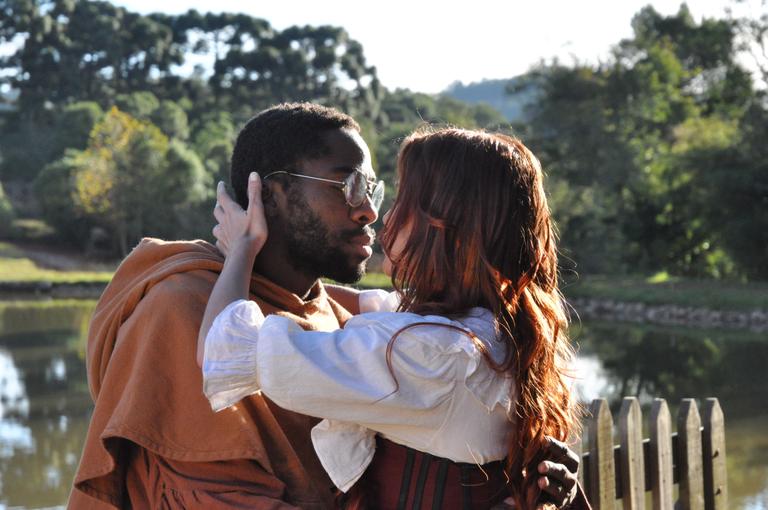 Monna (Deborah Secco) e Masetto (Lázaro Ramos), em Decameron