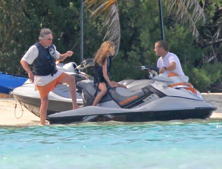 Robert De Niro se diverte em Bora Bora, na Polinésia Francesa