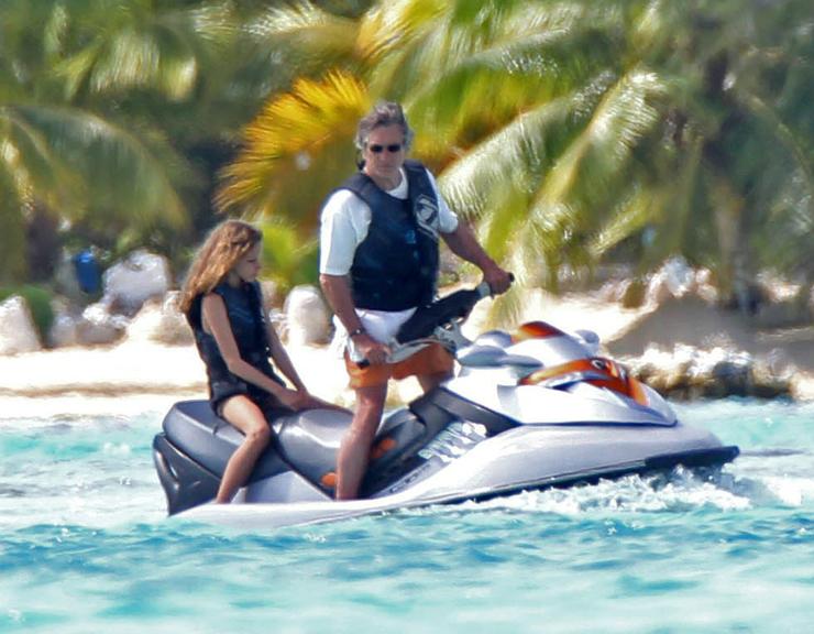 Robert De Niro se diverte em Bora Bora, na Polinésia Francesa