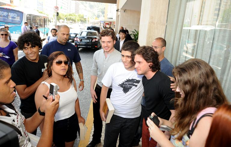 Richard Madden e Kit Harington visitam o Rio de Janeiro