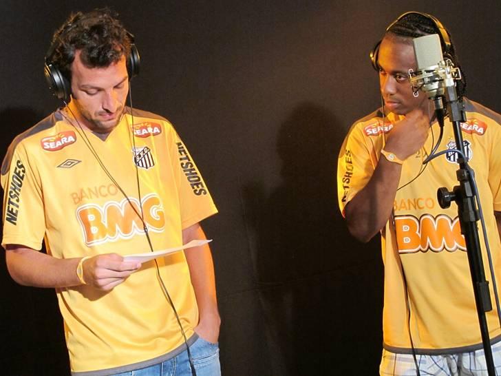 Jogadores do Santos cantam hino do time no 'Globo Esporte'