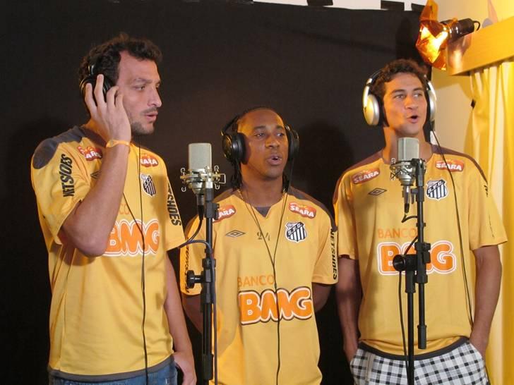 Jogadores do Santos cantam hino do time no 'Globo Esporte'