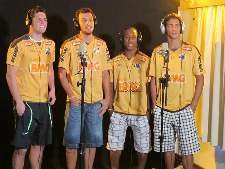 Jogadores do Santos cantam hino do time no 'Globo Esporte'