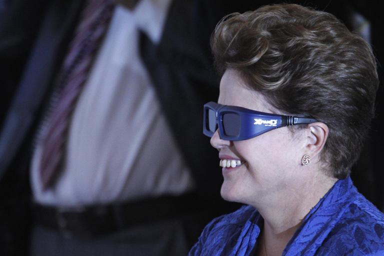 Foto de Dilma com óculos 3D vira brincadeira na internet