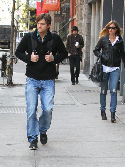 Ashton Kutcher passeia por Nova York, seguido por loira