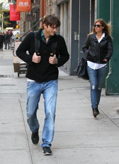 Ashton Kutcher passeia por Nova York, seguido por loira