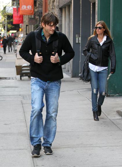 Ashton Kutcher passeia por Nova York, seguido por loira