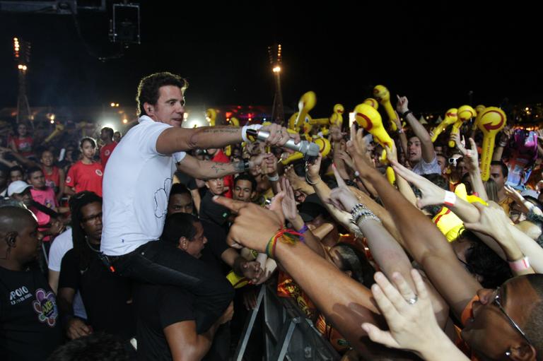 Tuca Fernandes se joga para a galera em Belo Horizonte