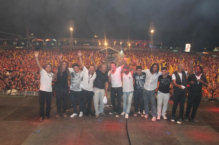 Tuca Fernandes se joga para a galera em Belo Horizonte