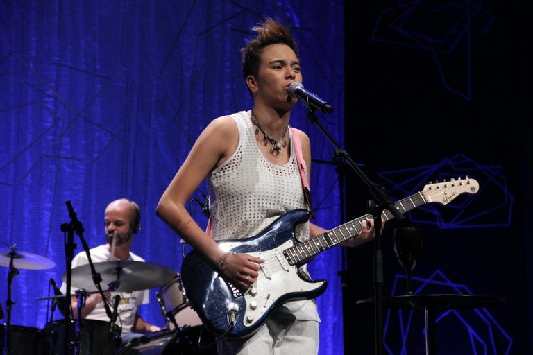 Maria Gadú canta para plateia vip no Rio