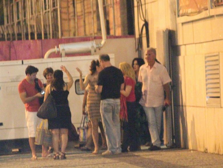 Claudia Raia e Jarbas Homem de Mello atendem os fãs na saída do teatro