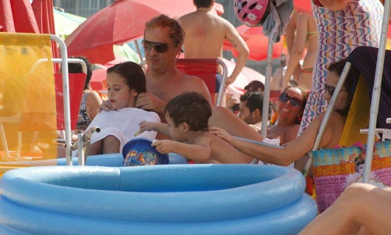 Guilherme Fontes se diverte com família na praia do Leblon