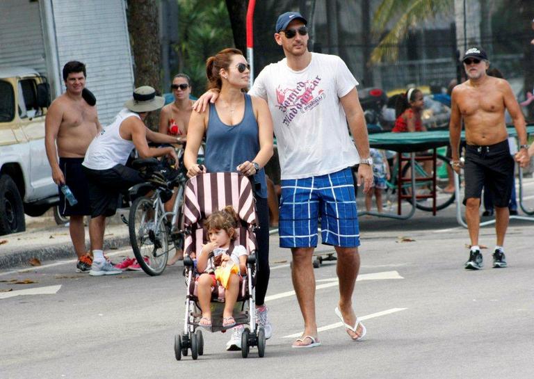 Nalbert passeia com a família pela orla da praia do Leblon