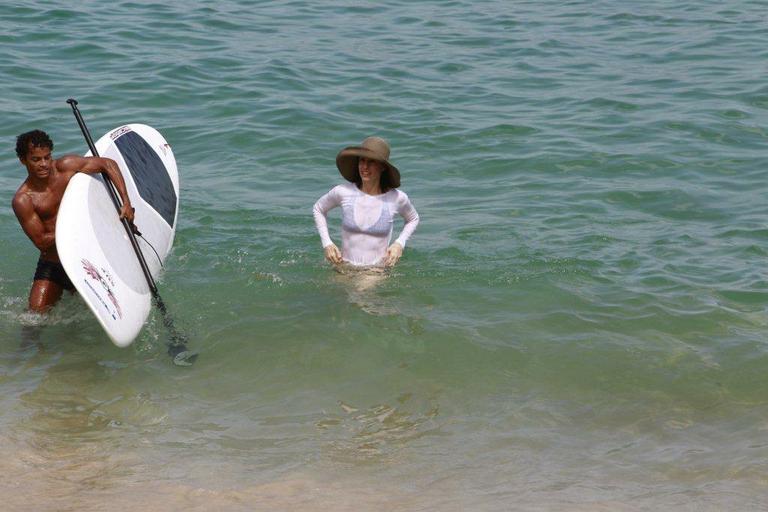 Fernanda Torres tem aula de stand up na praia do Arpoador