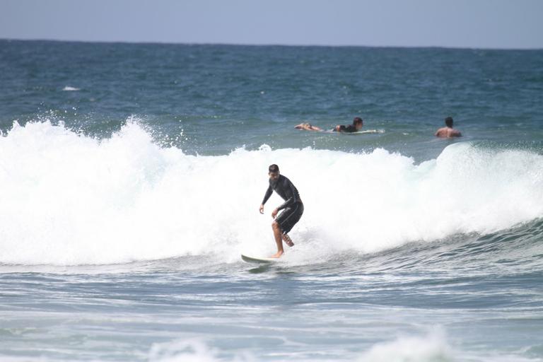 Cauã Reymond surfa na Prainha, Rio de Janeiro