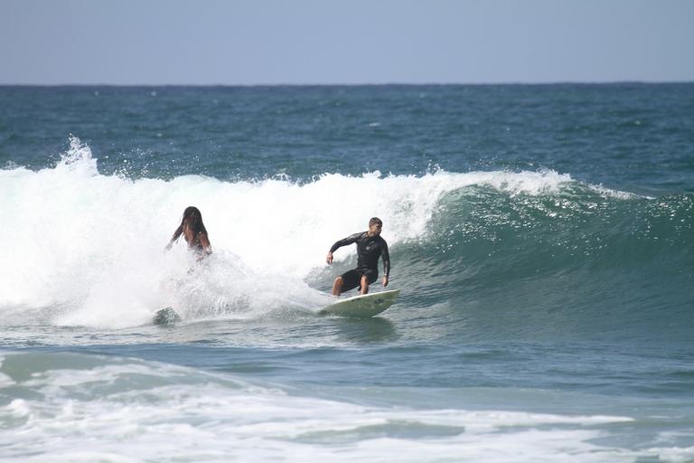 Cauã Reymond surfa na Prainha, Rio de Janeiro