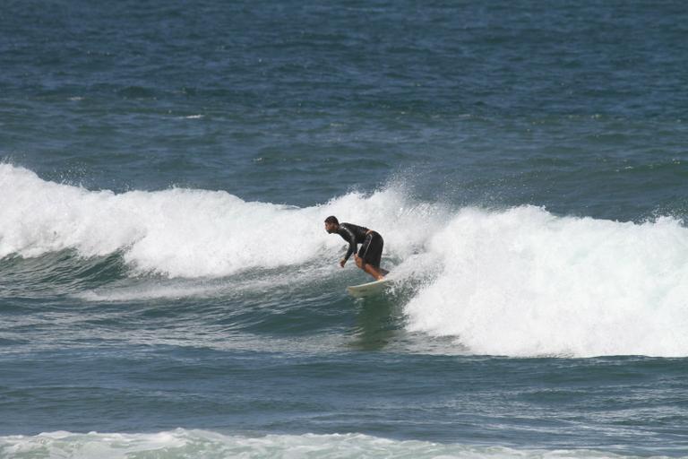 Cauã Reymond surfa na Prainha, Rio de Janeiro